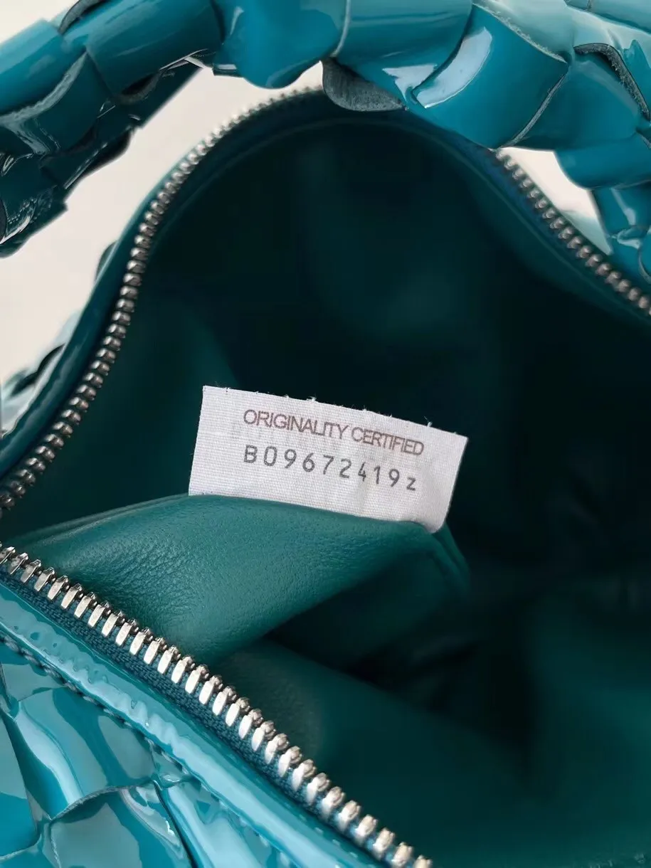 Patent leather BV Jodie mini〰️The round bag shape has always been the top seller of BV❗️The hollow design of the triangular pull tag can be matched with any clothes. The outer part is made of first-layer patent leather cowhide, and the inner part is still the most expensive sheepskin in the market. Our products are not market currency! ! For leather hardware, we are very strict in auditing! It’s not the best thing to do, even if you earn less! 28×23×8
